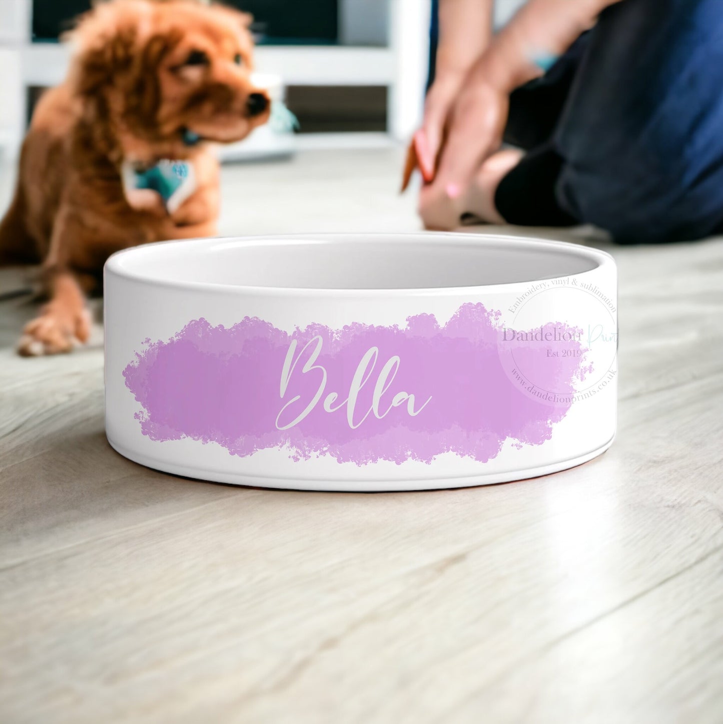 DThis is a large ceramic dog foot bowl. The bowl is personalised with a splash of watercolour in pink or sage with a dogs name printed in the middle. Pamper your pooch with a personalised pet food or water bowl