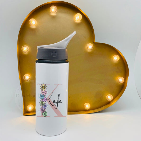 This is an aluminium girls flip straw flask printed with a pink initial and decorated with pastel colour doodle flowers. The flask also has the child’s name printed. Ideal for school and nursery or even at home.