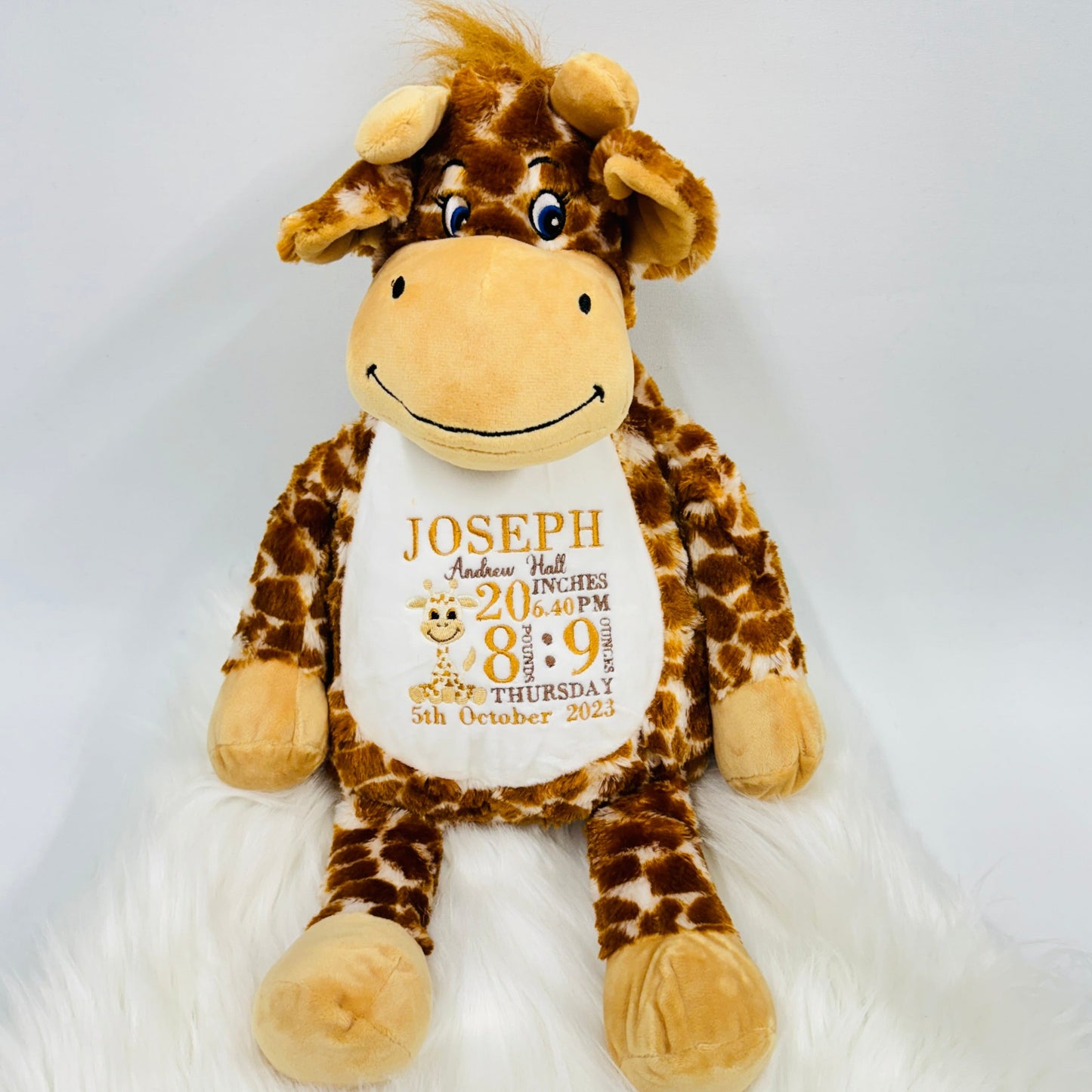 This is a giraffe keepsake teddy. Beautifully embroidered on its belly are a babies birth stat details. The teddy has a zip access at the back for easy washing. Details on the belly are birth weight, time, date, name, length and a mini giraffe too