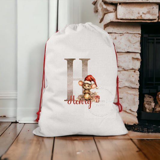 This is an extra large santa sack measuring 50x70cm. The sack has a gorgeous festive mouse with an initial printed on the front. Fill your sack with gifts for your little on this christmas and personalise it with their name too.